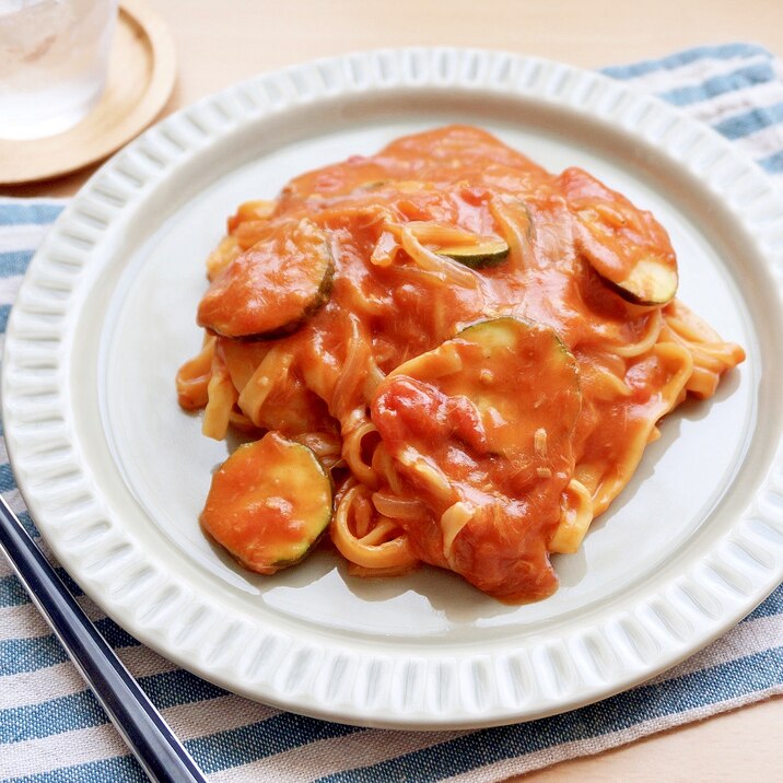 トマト缶で絶品♡ズッキーニとチーズのトマトパスタ